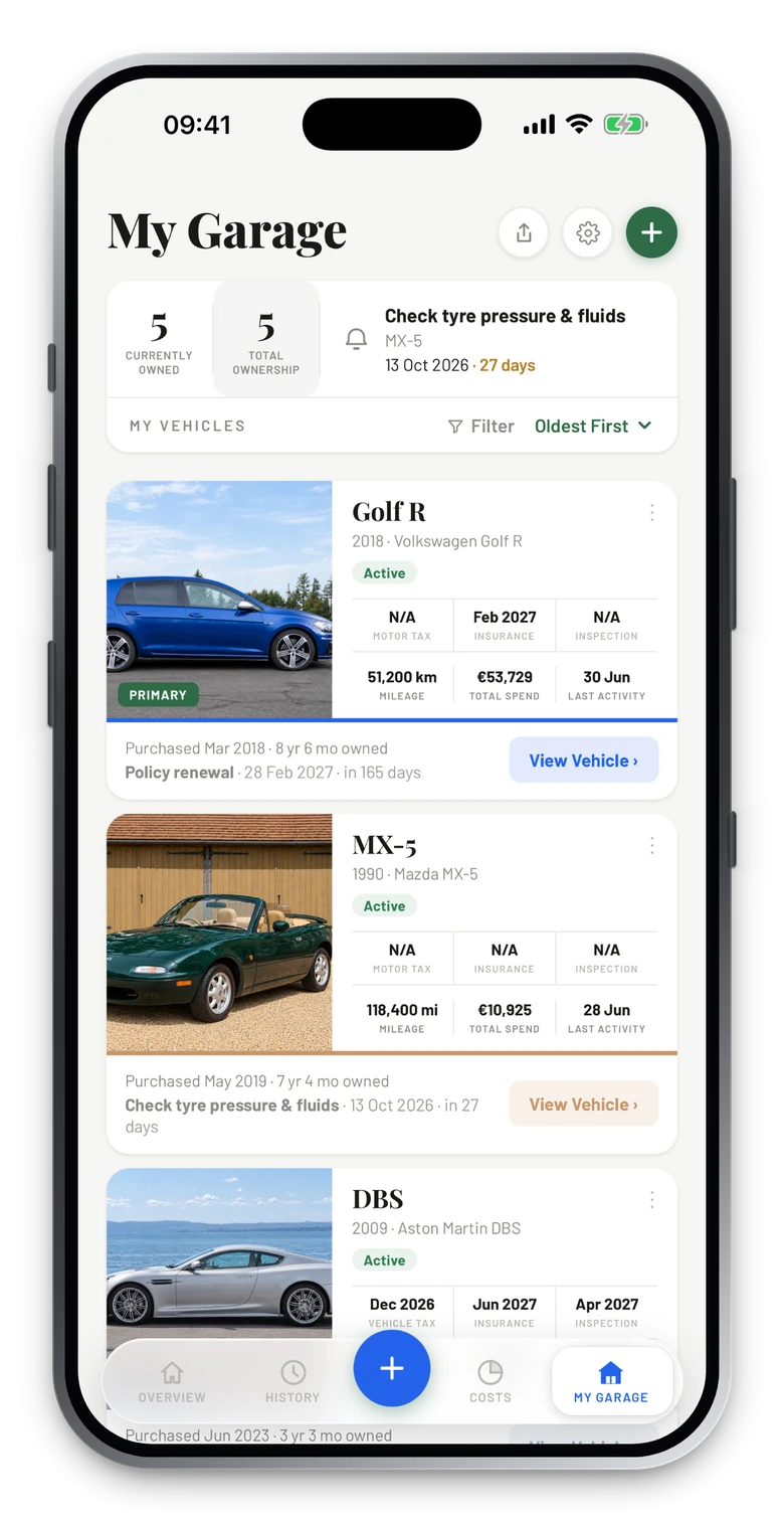 La schermata Il mio garage di My Garage Journal su un iPhone, con tre auto, il loro chilometraggio, le spese e i promemoria in arrivo